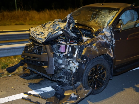 Brokstukken op snelweg na forse aanrijding